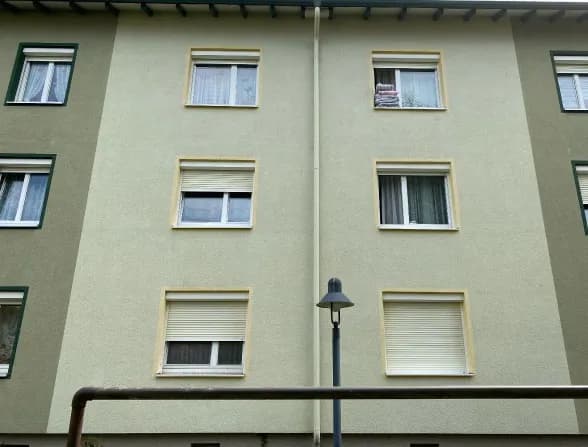 Fassade nach professioneller Moosbeseitigung