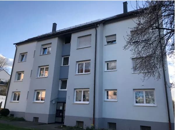 Gebäudefassade nach gründlicher Fassadenreinigung