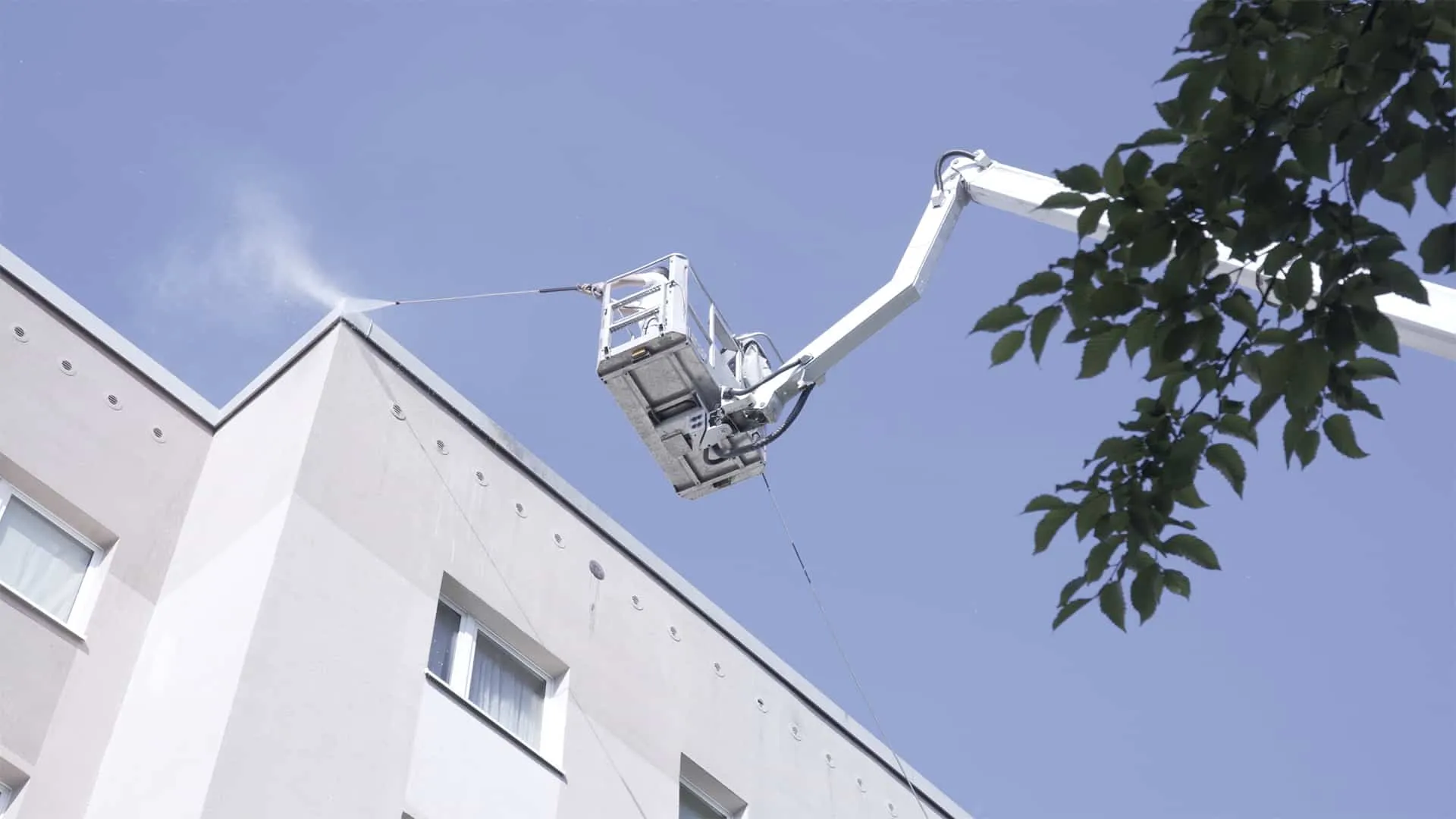 Saubere Hausfassade nach professioneller Fassadenreinigung durch Fassadenklar