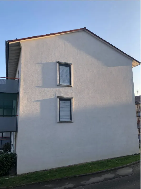 Hausfassade ohne Flecken nach der Reinigung