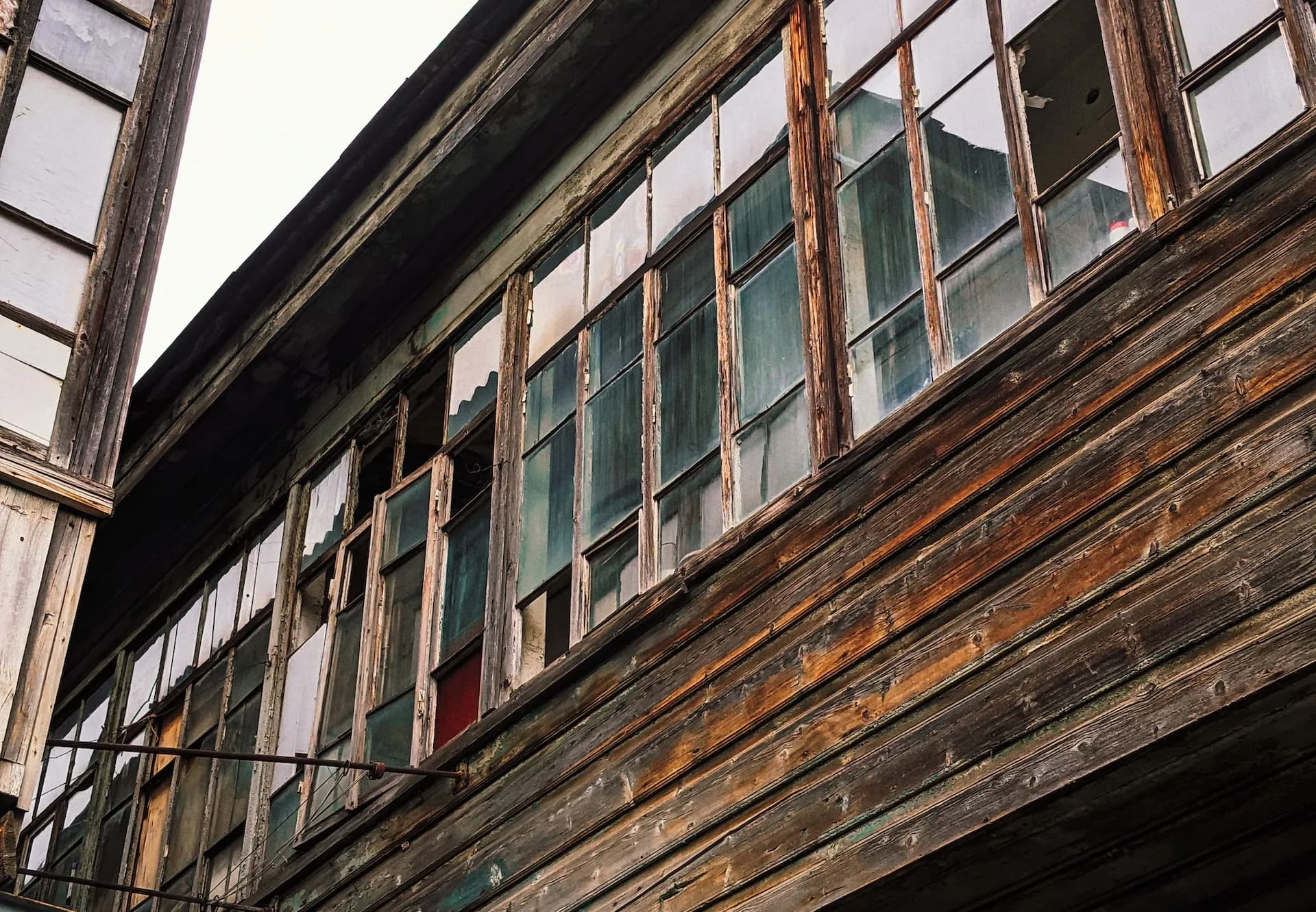Holzfassade vor der Reinigung
