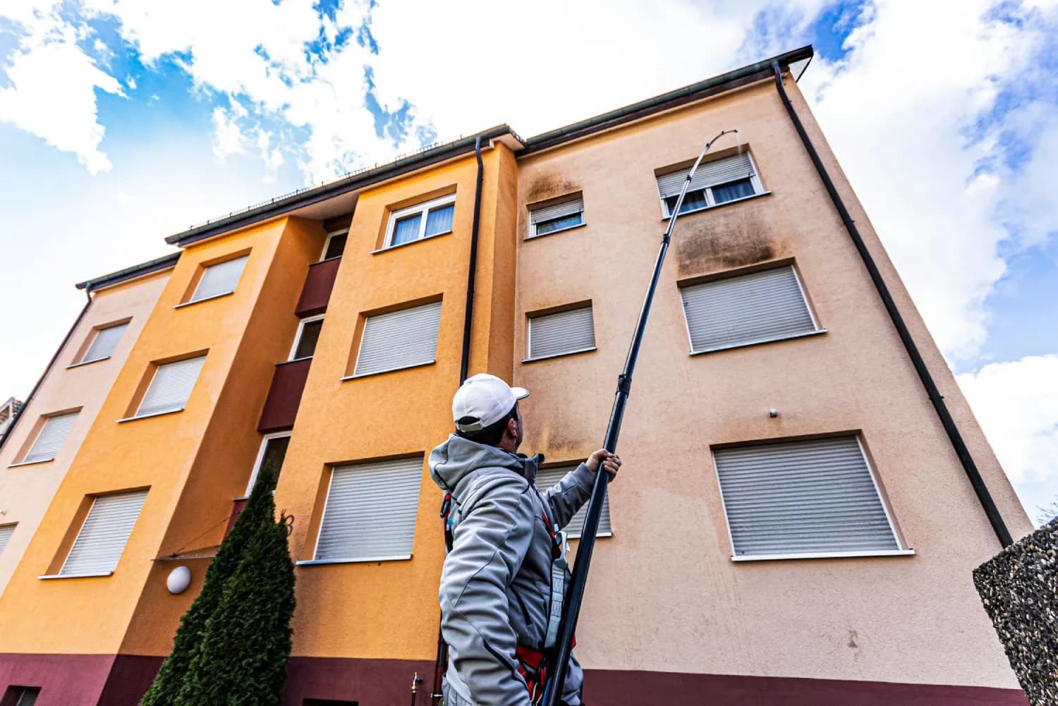Fassadenklar-Mitarbeiter entfernt schwarze flecken von der Fassade