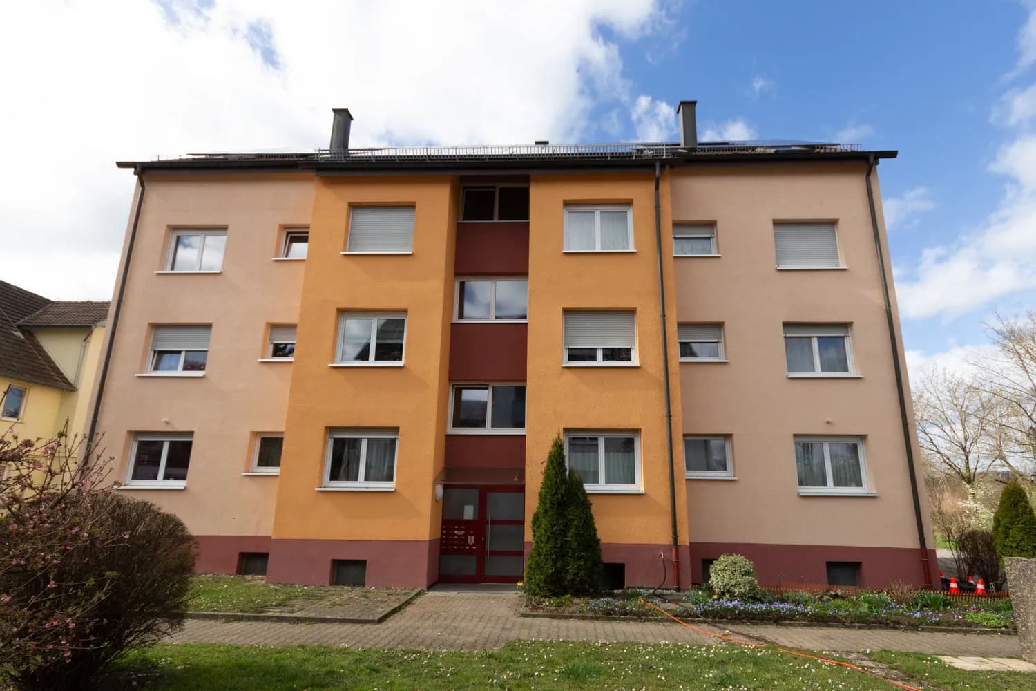 Fenster mit Belag an der Fassade