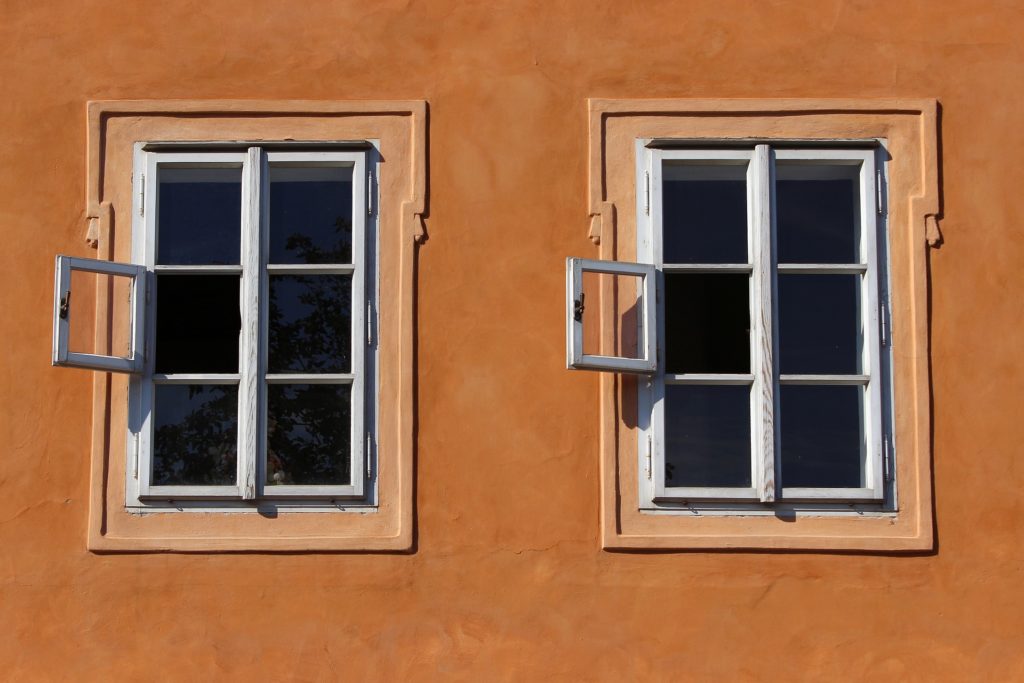 Häuserwand mit zwei Fenstern